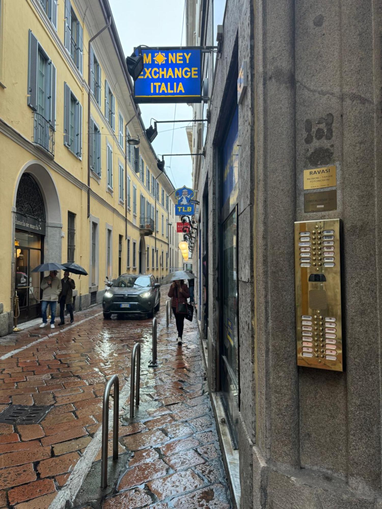 Free 30 Minutes Preemptive Cognitive Disconnect Therapy Price Location Real Duomo Palace Mini Suite Milan Exterior photo